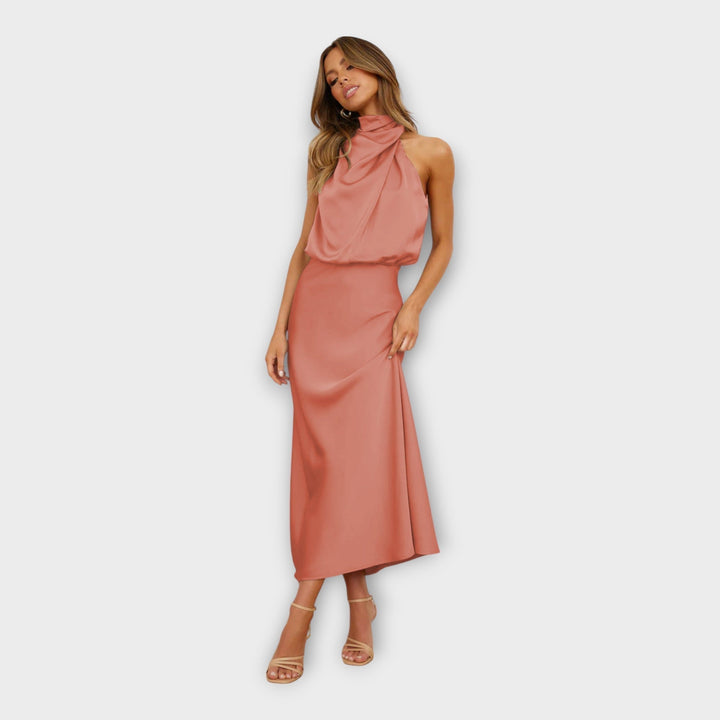 Дълга сатенена рокля с висок яка и открит гръб