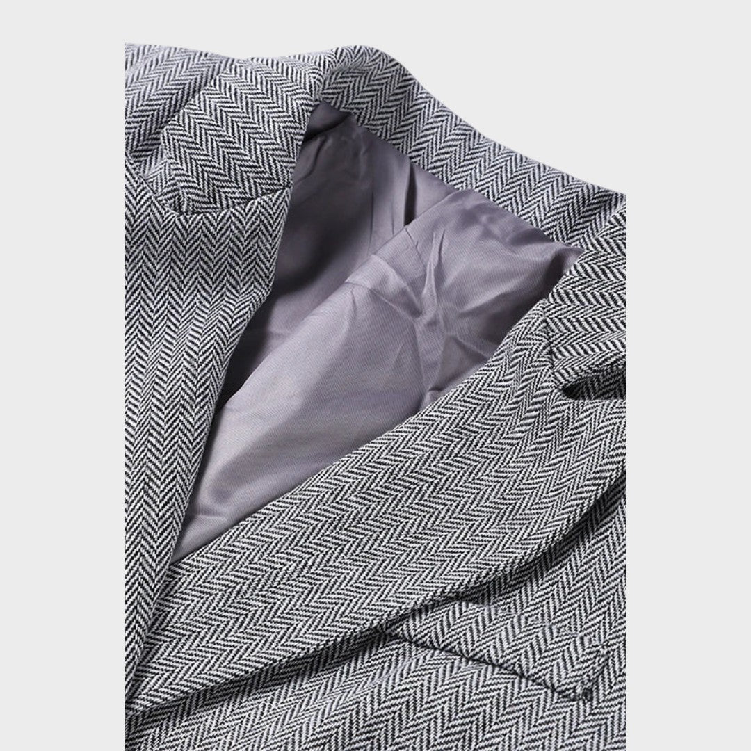 Каролина – Мощен Триделен Костюм