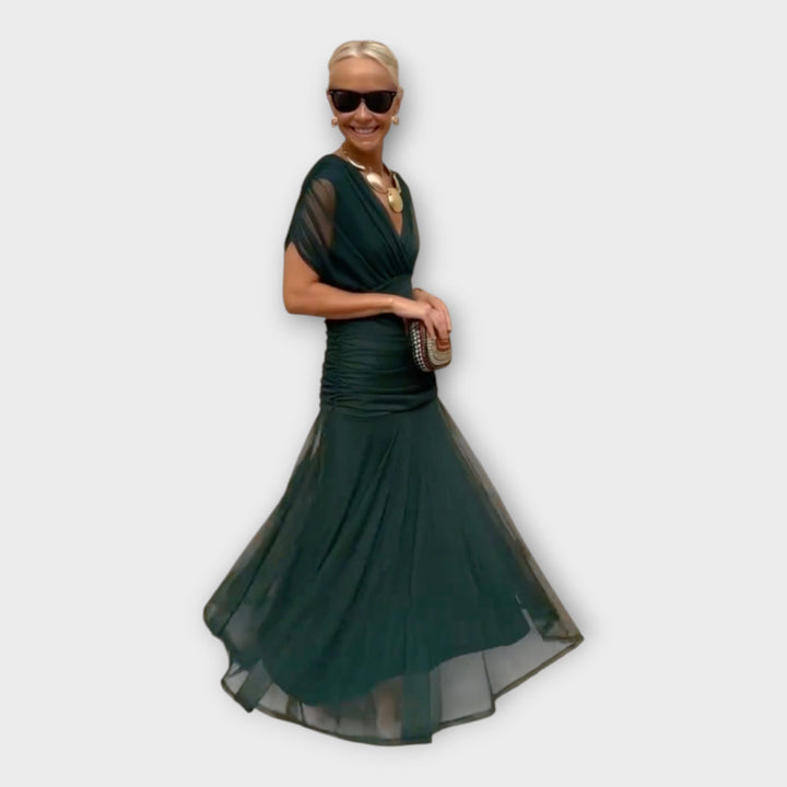 Въздушна Рокля с Впечатляващ Изрез