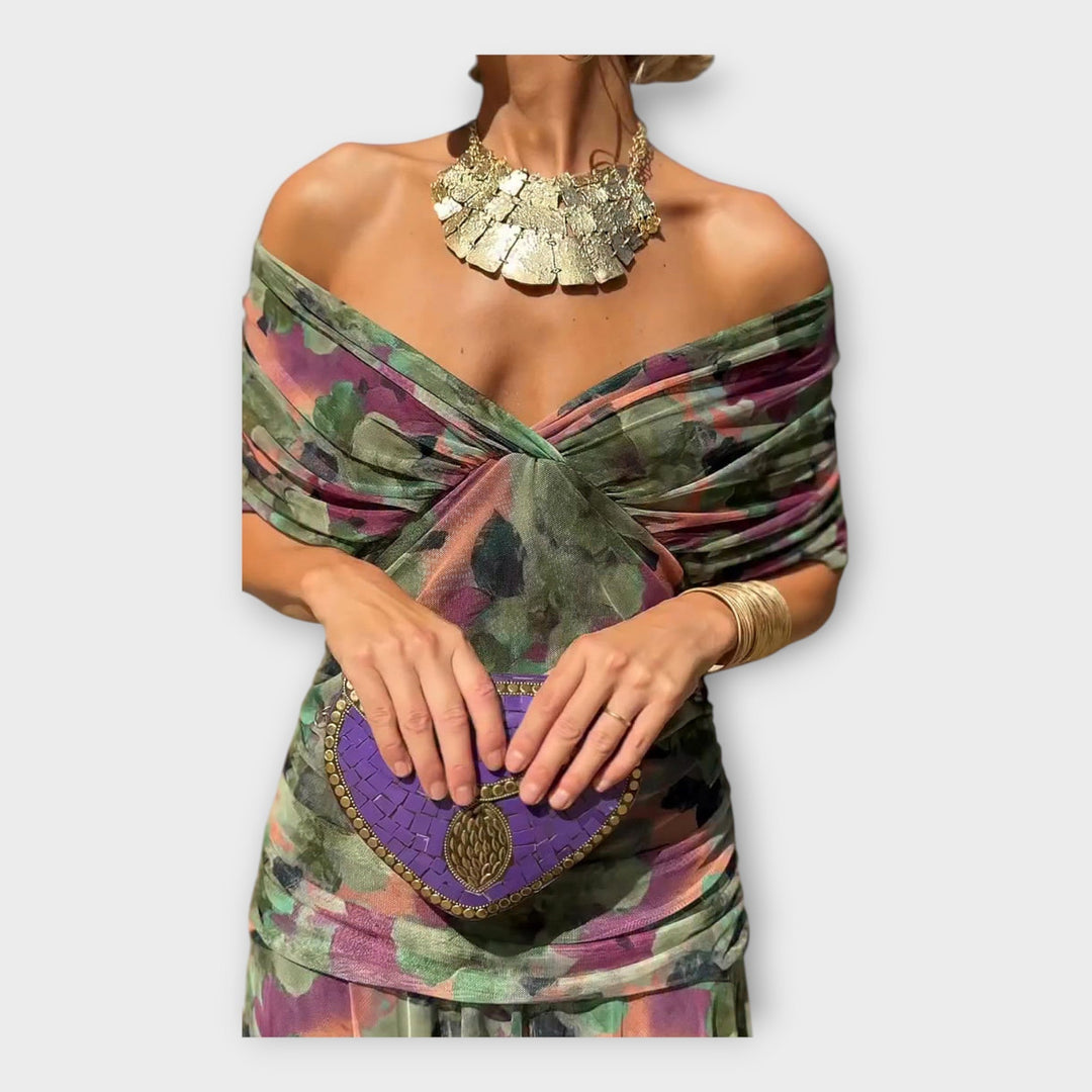 Въздушна Рокля с Впечатляващ Изрез