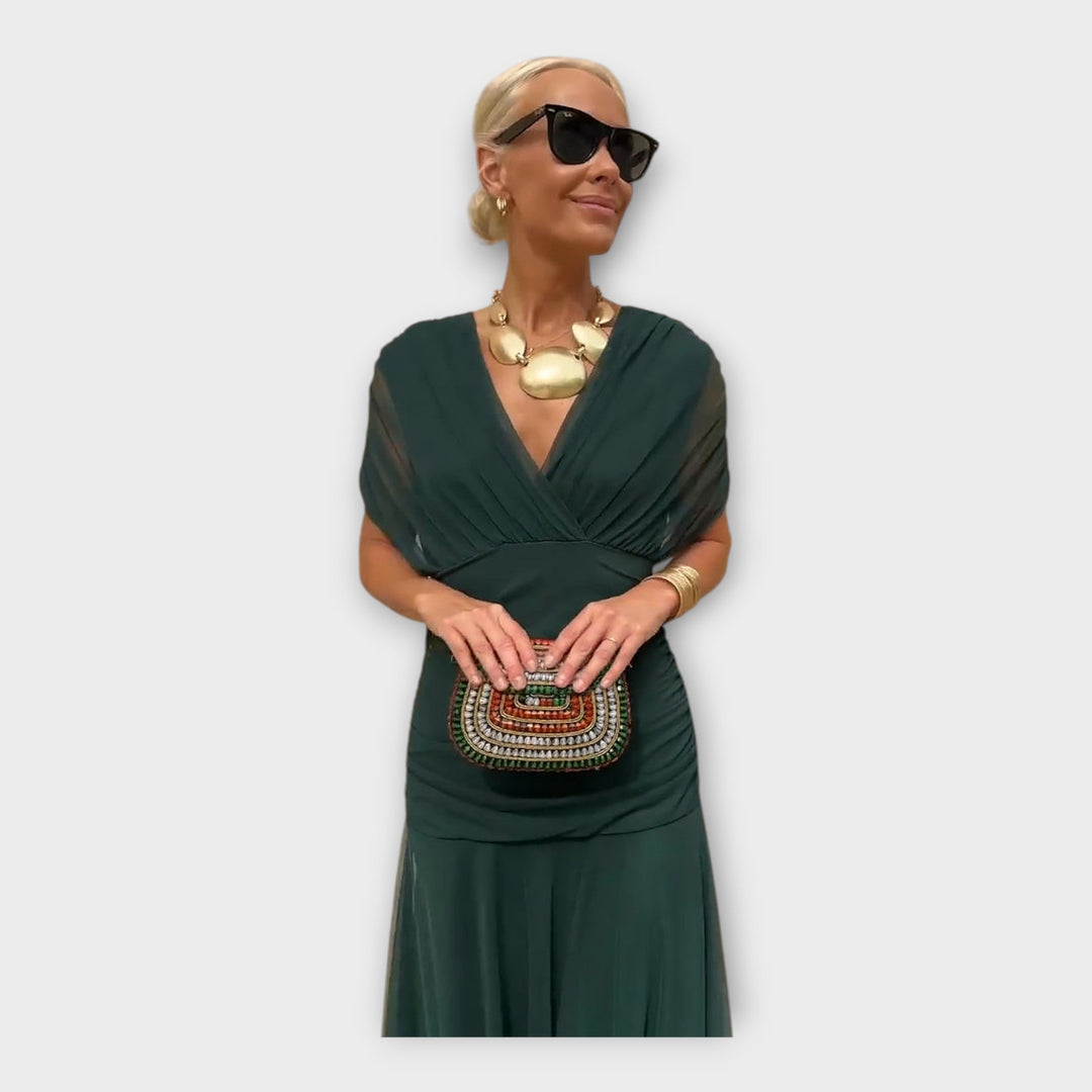 Въздушна Рокля с Впечатляващ Изрез