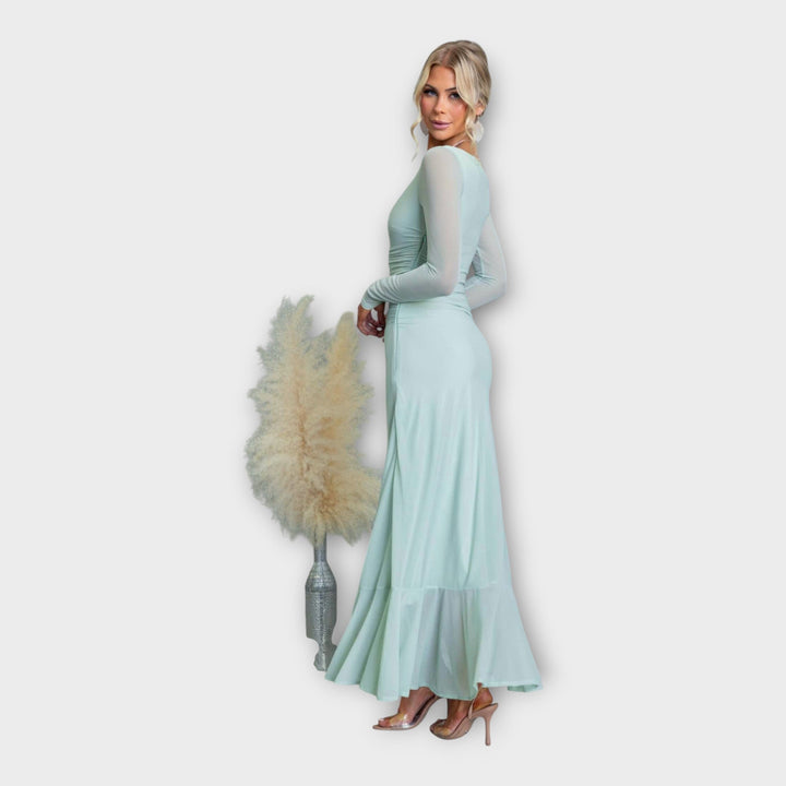 Впечатляваща Рокля с Елегантна Линия